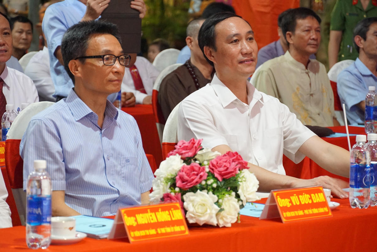 Phó Thủ tướng Chính phủ Vũ Đức Đam và Phó Chủ tịch UBTƯ MTTQ Việt Nam Phùng Khánh Tài dự chương trình. Ảnh: Mạnh Thìn.
