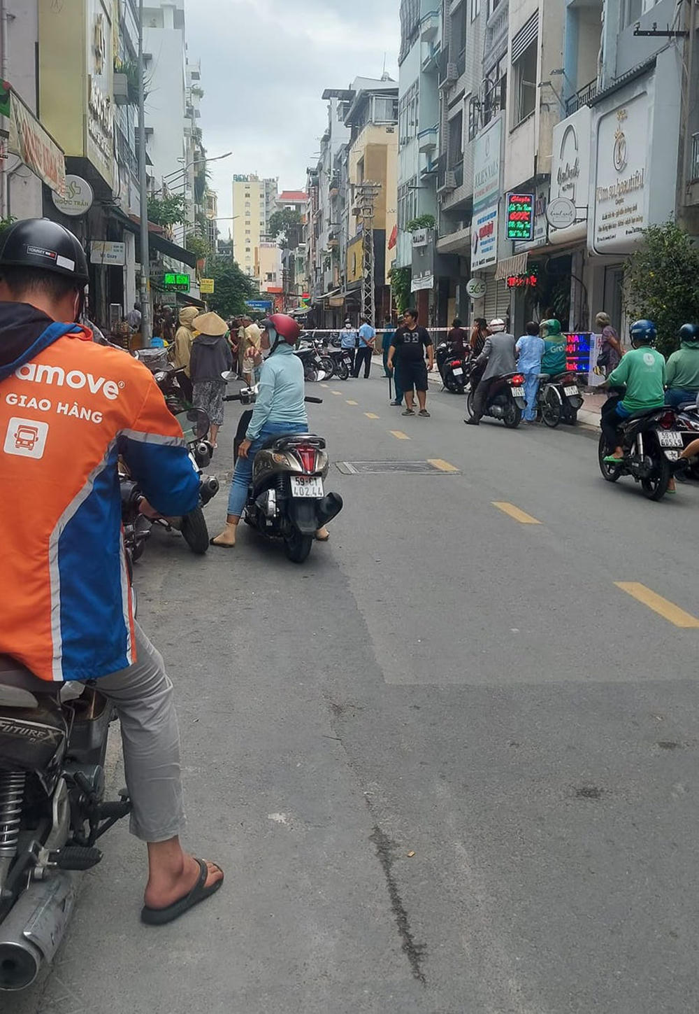 Hiện trường vụ việc người đàn ông dùng dao tấn công hàng loạt người rồi tự sát trên đường phố. Ảnh: FB Cường Nguyễn.