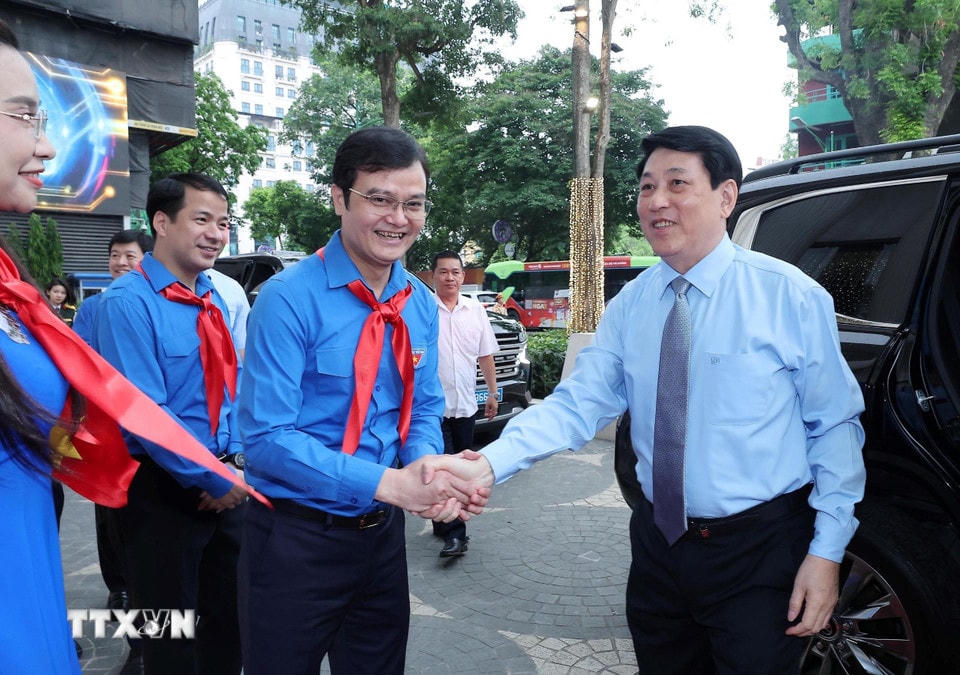 Bí thư thứ nhất Trung ương Đoàn Bùi Quang Huy đón Chủ tịch nước Lương Cường dự Lễ tuyên dương Cháu ngoan Bác Hồ toàn quốc lần thứ X, năm 2025. (Ảnh: Lâm Khánh/TTXVN)