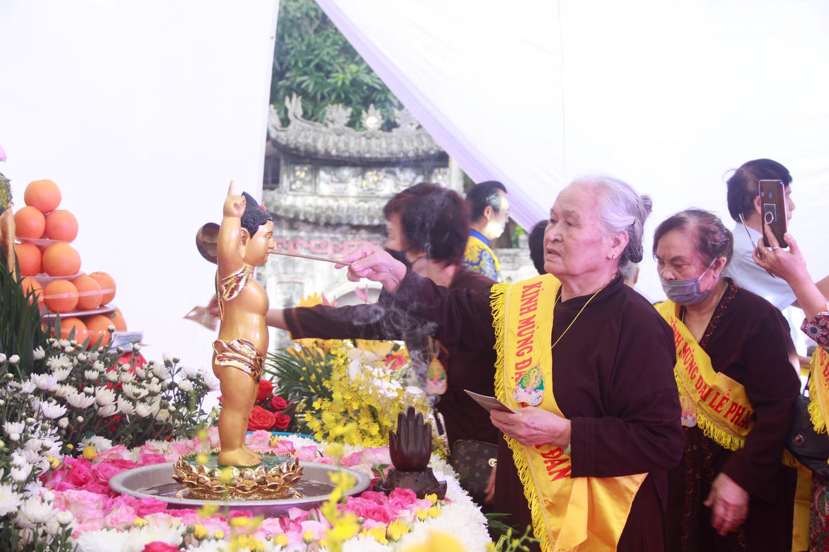 Cuối buổi lễ, các đại biểu, các chư tăng, phật tử đã tiến hành nghi thức tụng kinh, tắm Phật, cầu mong cho đất nước thái bình.