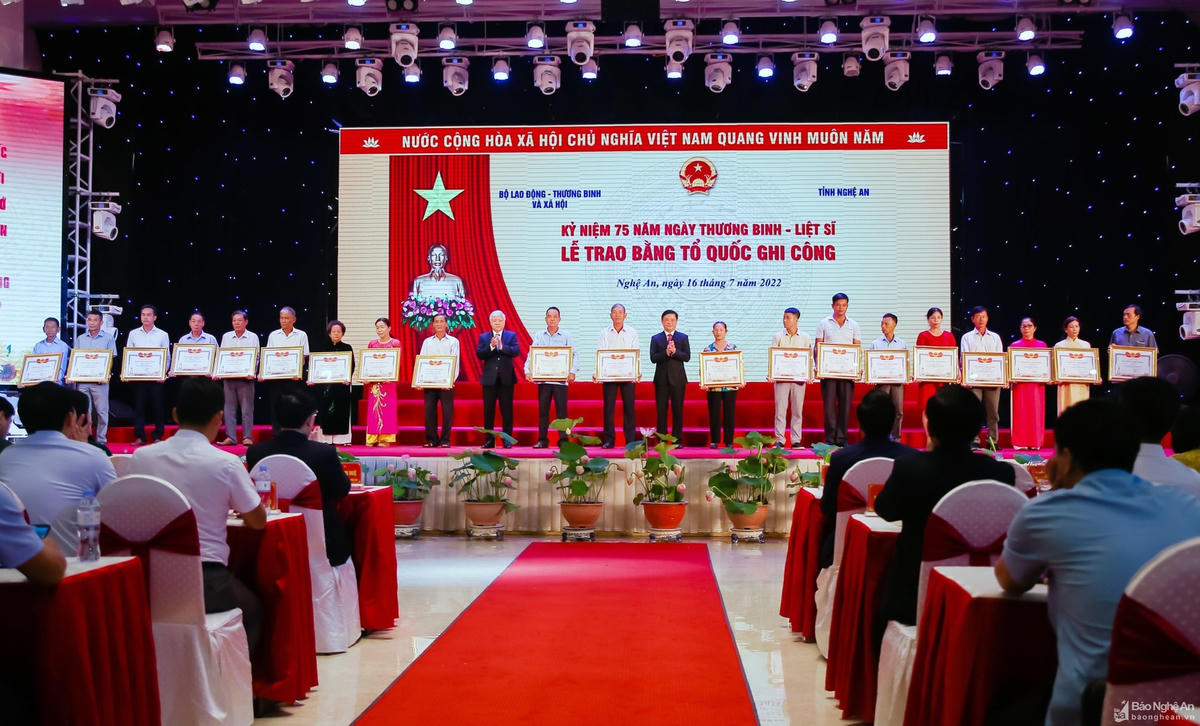 Ông Đỗ Văn Chiến, Bí thư Trung ương Đảng, Chủ tịch UBTƯ MTTQ Việt Nam cùng ông Thái Thanh Quý, Bí thư Tỉnh uỷ Nghệ An trao Bằng Tổ quốc ghi công cho thân nhân các liệt sĩ.