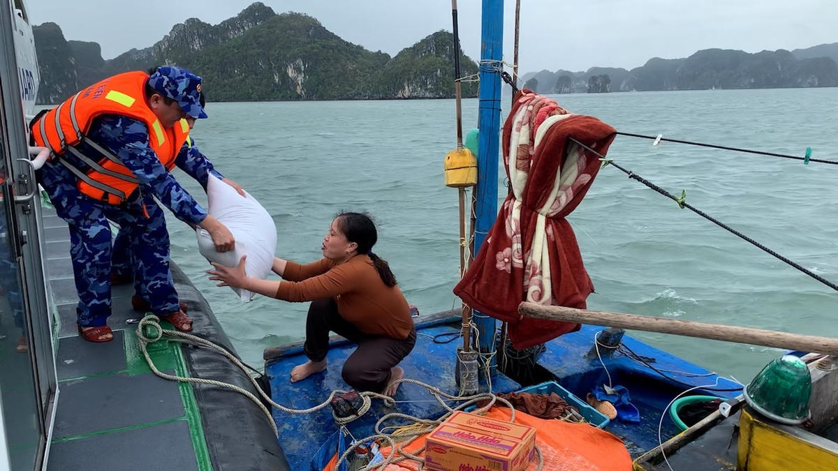 Hỗ trợ, cung cấp lương thực cho ngư dân