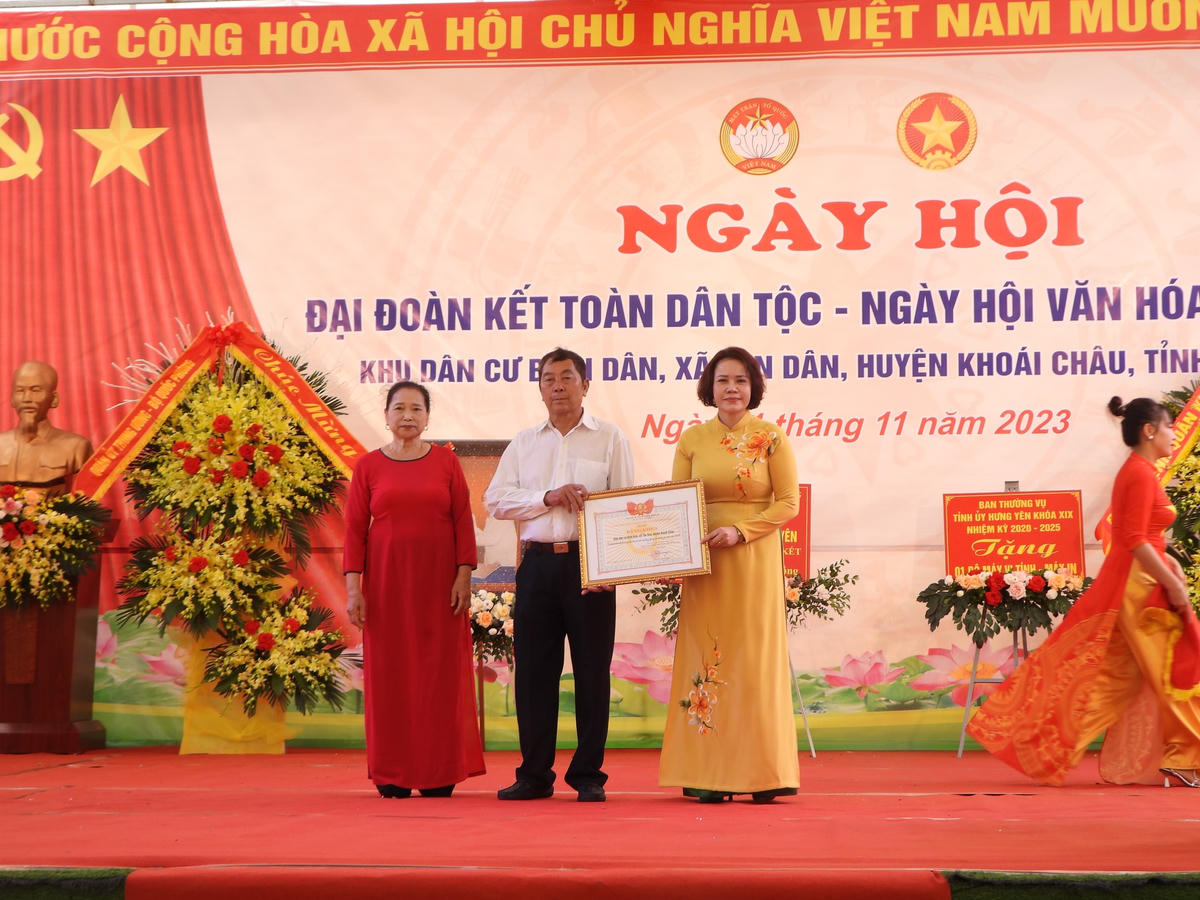 Trưởng ban Dân vận Tỉnh ủy - Chủ tịch Ủy ban MTTQ tỉnh Hưng Yên Quách Thị Hương tặng Bằng khen cho khu dân cư Bình Dân.