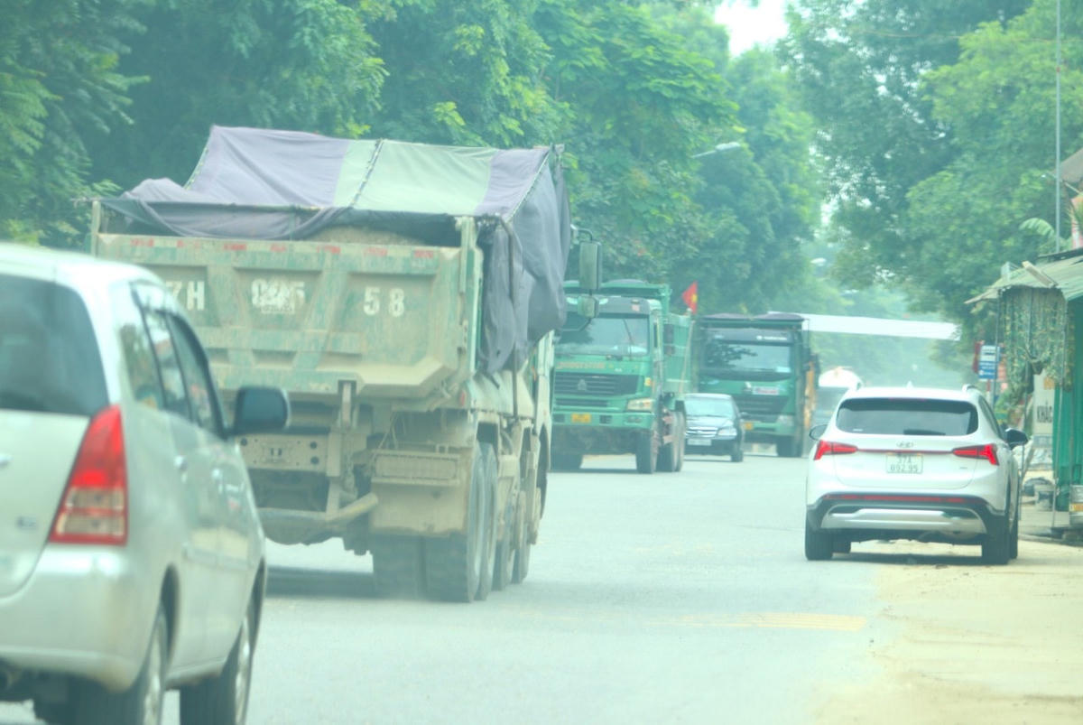 Tuyến tỉnh lộ 542C hàng ngày “cõng” hàng trăm xe tải chạy qua, gây ô nhiễm môi trường.