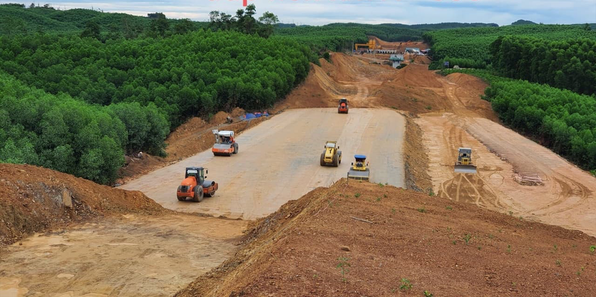 Để đáp ứng được kế hoạch thông xe chính tuyến trước ngày 2/9, Cục Quản lý đầu tư xây dựng đề nghị bổ sung ngay một số nhà thầu phụ có năng lực để hỗ trợ thực hiện các hạng mục (móng, mặt đường) còn lại của dự án cao tốc QL45 - Nghi Sơn. Ảnh minh họa.