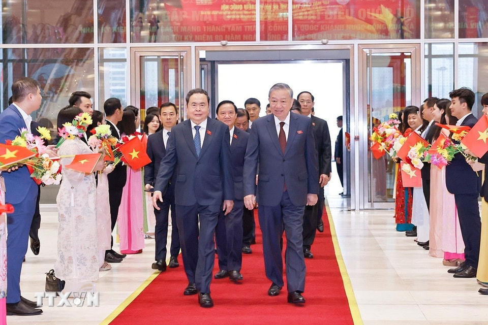 Chủ tịch Quốc hội Trần Thanh Mẫn và lãnh đạo Quốc hội đón Tổng Bí thư Tô Lâm đến chương trình gặp mặt. (Ảnh: Doãn Tấn/TTXVN)