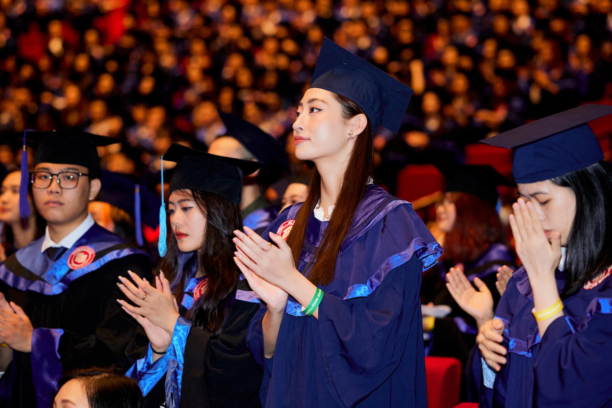 Hoa hậu Lương Thùy Linh tốt nghiệp loại xuất sắc Trường Đại học Ngoại thương.