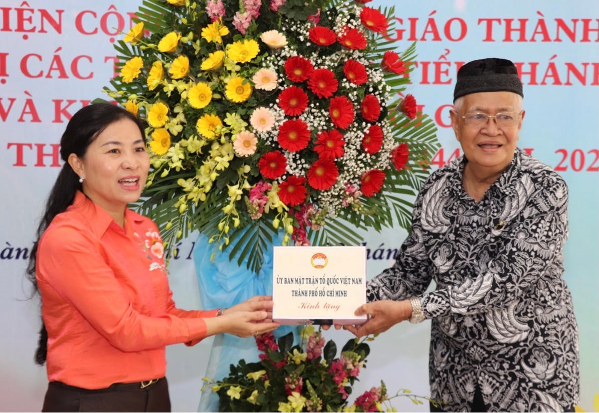 Bà Phan Kiều Thanh Hương trao quà chúc mừng tới đại diện Cộng đồng Hồi giáo TP HCM.