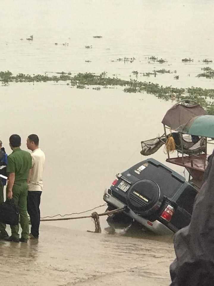 Chiếc xe ô tô gặp nạn trong đêm 13/4.