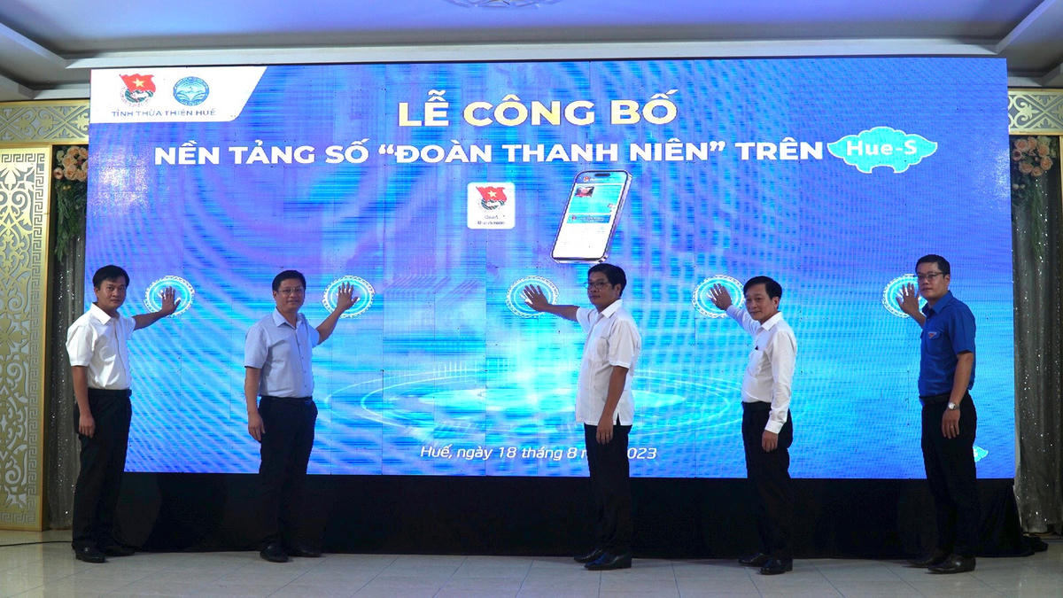 Các đại biểu thực hiện nghi thức ra mắt nền tảng số "Đoàn thanh niên" trên Hue-S.