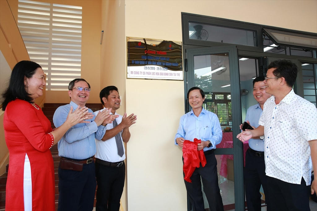 Nghi thức gắn biển công trình. Công trình được Tập đoàn Dầu khí Việt Nam lựa chọn để chào mừng 5 năm ngày thành lập Ủy ban Quản lý vốn Nhà nước tại Doanh nghiệp (29/9/2018 - 29/9/2023).