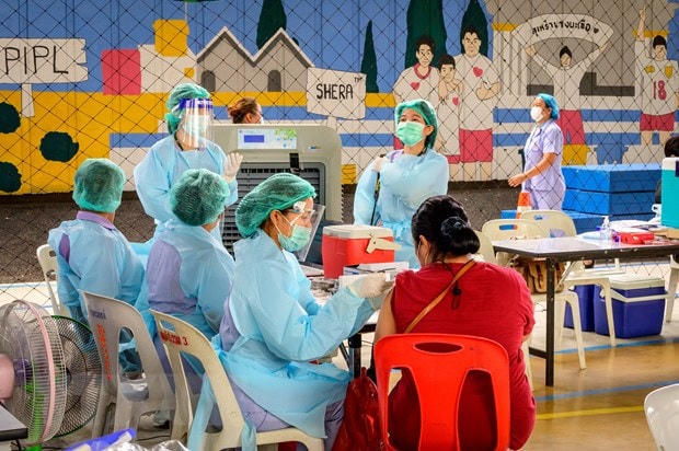 Nhân viên y tế làm việc tại một điểm tiêm chủng vaccine ngừa Covid-19 ở Bangkok, Thái Lan. (Ảnh: AFP/TTXVN).