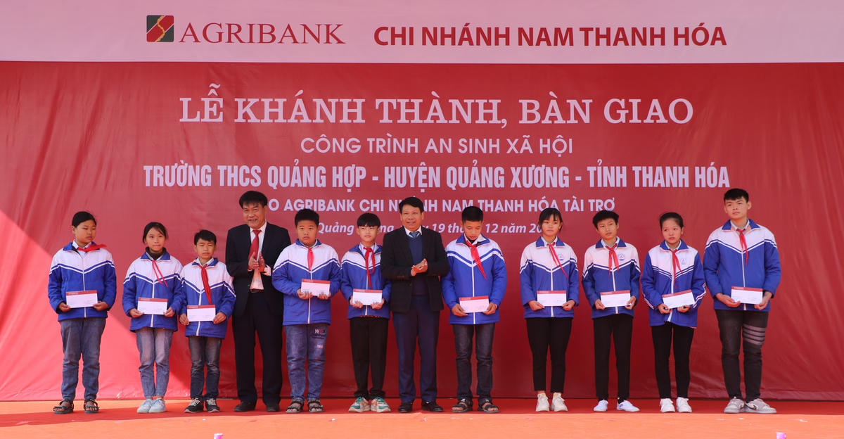 Tại chương trình, Agribank Nam Thanh Hóa đã trao 10 suất quà cho các học sinh có hoàn cảnh khó khăn của Trường THCS Quảng Hợp.