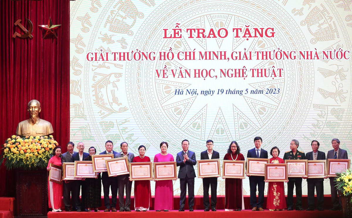 Chủ tịch nước Võ Văn Thưởng trao, truy tặng Giải thưởng Hồ Chí Minh về văn học, nghệ thuật cho 16 tác giả, đồng tác giả. (ảnh: Trần Huấn).