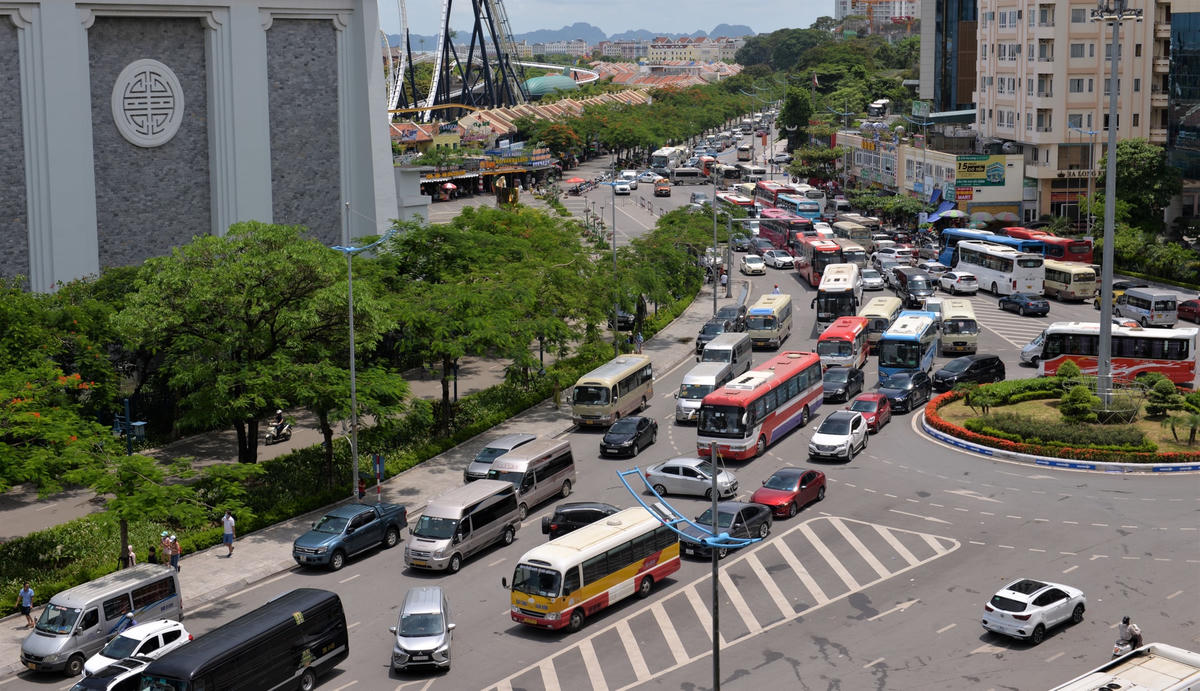 Hè năm nay, đặc biệt vào các dịp cuối tuần, lượng khách đổ về Hạ Long du lịch rất đông.