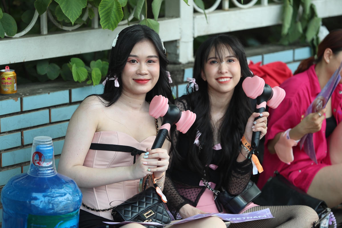 Chị Thu Cúc (25 tuổi, Hà Nội) cho biết, ngoài hy vọng gặp được thần tượng, việc mua vé xem đêm biểu diễn của Black Pink là một việc làm ủng hộ địa phương phát triển du lịch."Cả đêm hôm qua, khi nghe tin nhóm nhạc thần tượng về tới sân bay Nội Bài, tôi đã thức trắng vì quá háo hức. Khoảng 6 giờ sáng nay, dù biết là chưa được vào trong nhưng tôi đã có mặt tại đây từ sớm để chờ đêm nhạc diễn ra", chị Thu Cúc nói.