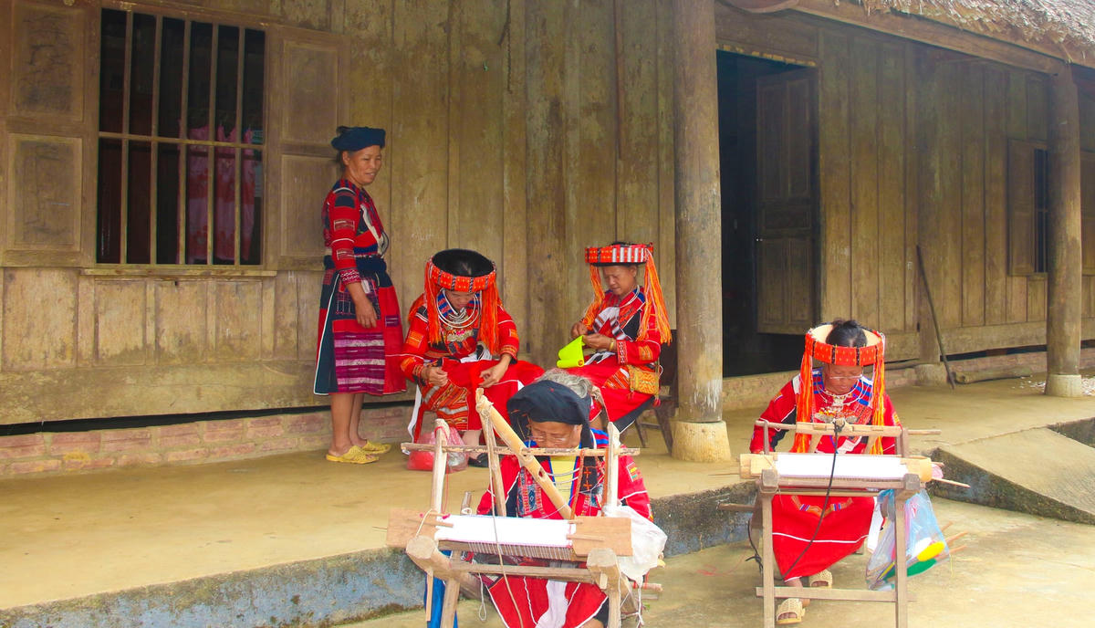Dệt thổ cẩm là nét văn hóa đặc sắc của đồng bào các dân tộc Tày, Nùng, Dao, Pà Thẻn nơi đây.