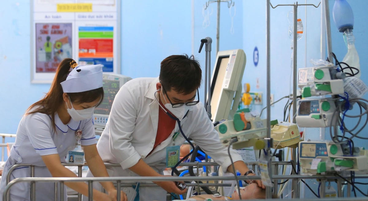 Điều trị tích cực cho bệnh nhi mắc sốt xuất huyết tại Hà Nội.