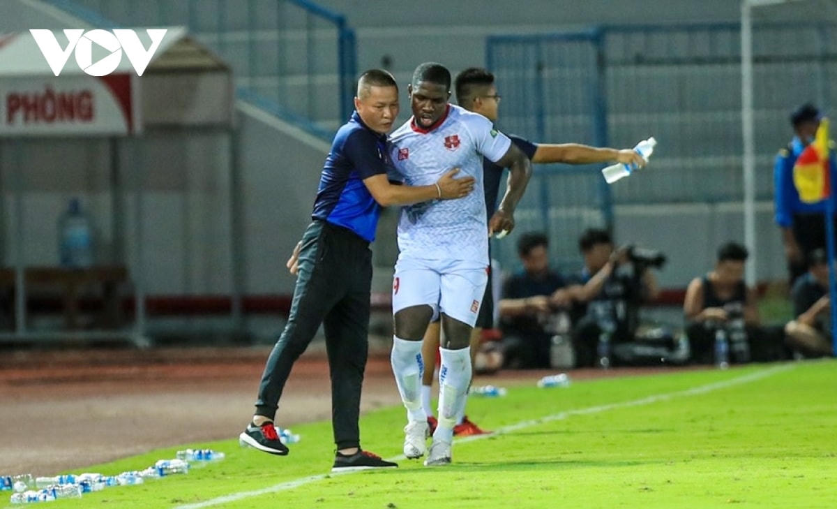 HLV Chu Đình Nghiêm giúp Hải Phòng bay cao trên bảng xếp hạng (Ảnh: Hoài Thương).