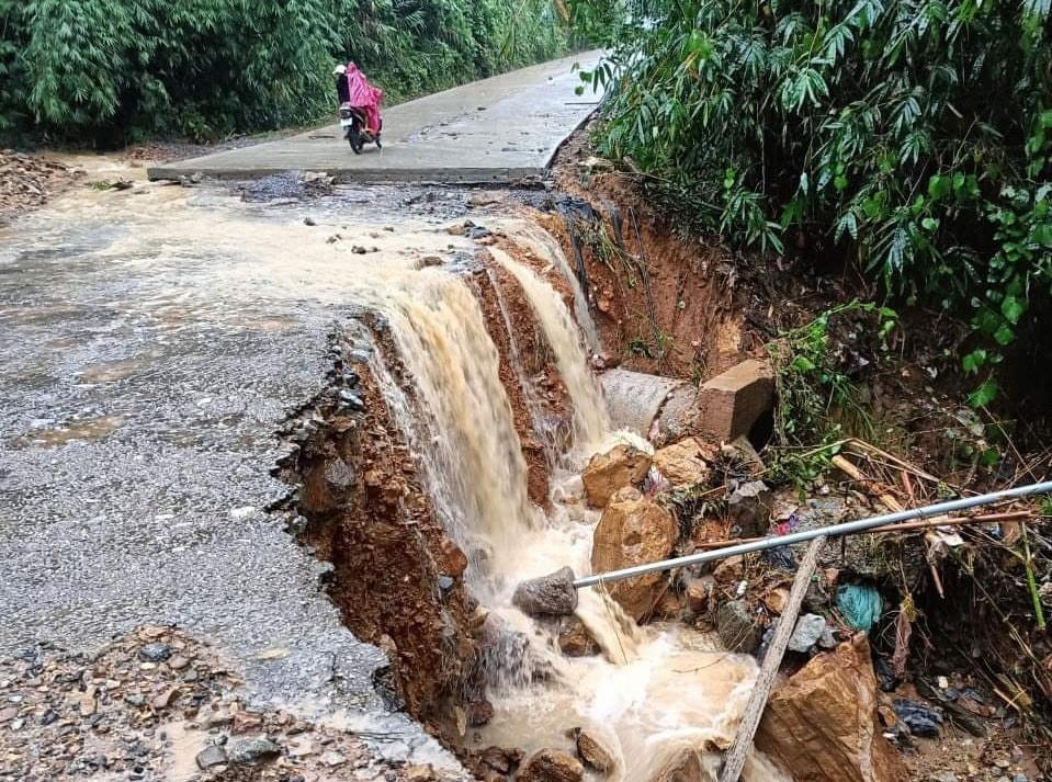 Tuyến đường tỉnh lộ 622B, đoạn qua xã Trà Lâm, huyện Trà Bồng sạt lở. Ảnh: Chí Đại.