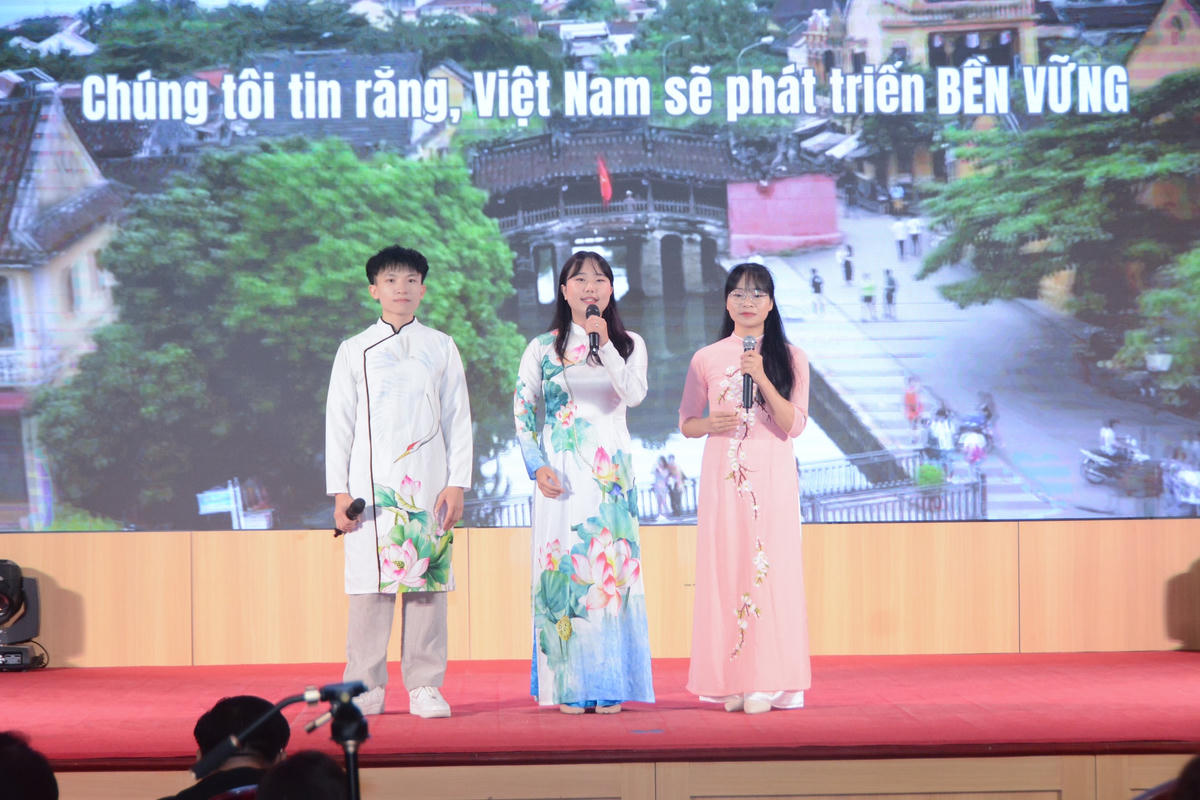 Các lưu học sinh tranh tài tại cuộc thi.