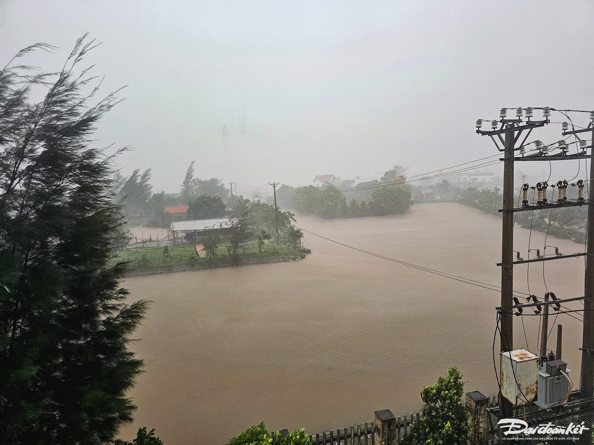 Ghi nhận vào lúc 7h sáng nay (ngày 22/7) tại xã ven biển Kim Đông (tỉnh Ninh Bình), do ảnh hưởng của bão số 3 (Wipha) khiến mưa lớn kéo dài từ đêm 21/7 đến rạng sáng. Ảnh: Đình Minh