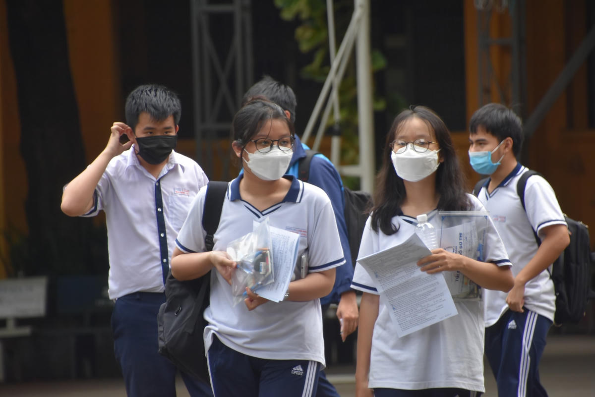 Thoại Vân (trường THPT Ten Lơ Man) đánh giá, tổ hợp KHXH khá dễ dàng ở môn Sử và GDCD, còn môn Địa rất khó nhằn, đây chắc sẽ là điểm phân hoá các thí sinh. Nhưng đạt được điểm 7 sẽ không khó. 