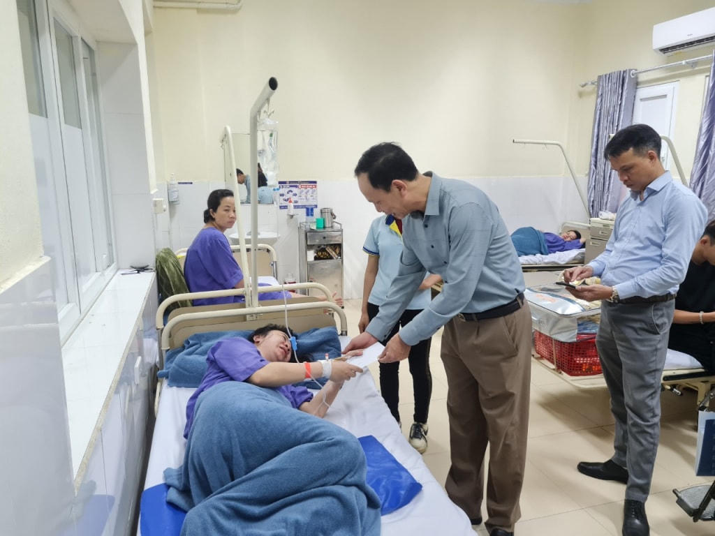 Lãnh đạo TX Quảng Yên đến thăm, động viên công nhân Công ty TNHH Vega Balls nghi bị ngộ độc khí do hỏng máy nén khí. Ảnh: QMG