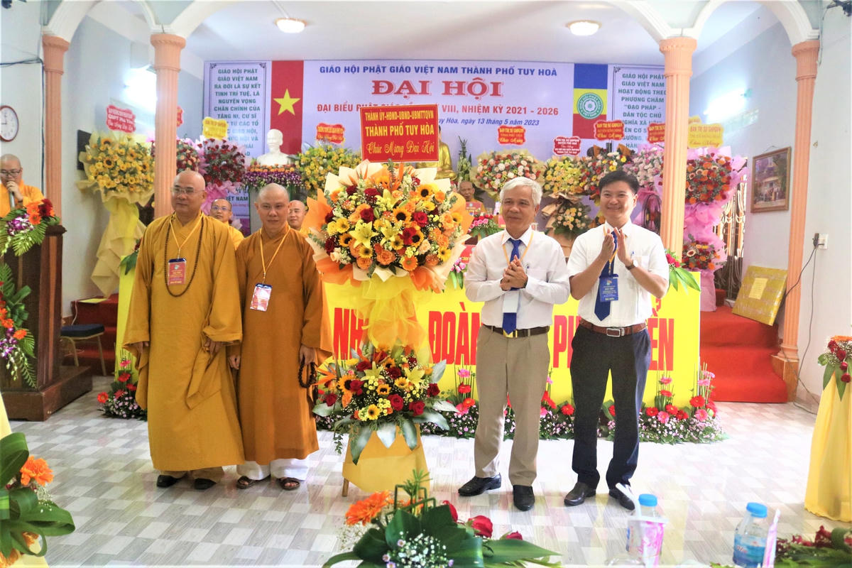 Lãnh đạo TP Tuy Hòa tặng hoa chúc mừng, đại hội Giáo hội Phật giáo Việt Nam TP Tuy Hòa nhiệm kỳ 2021-2026.