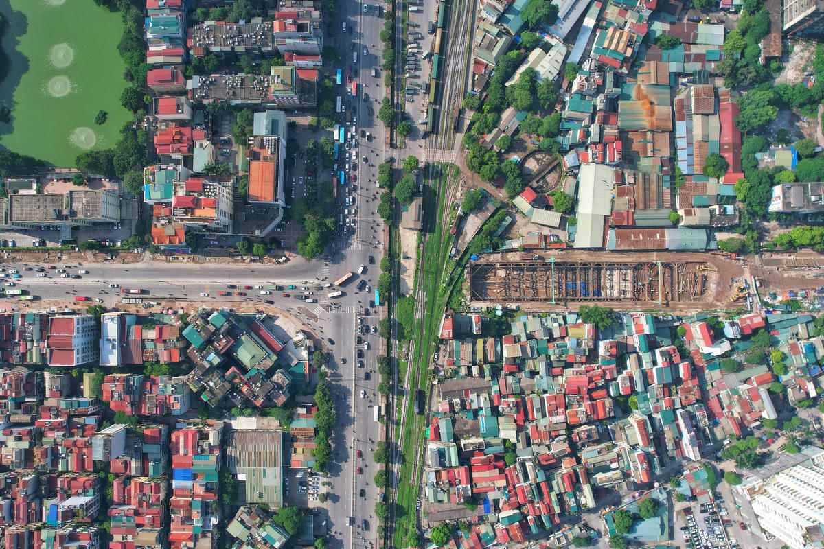 Hầm chui Giải Phóng - Kim Đồng phải thi công qua đường sắt, mặt bằng chật hẹp khiến dự án cũng gặp khó khăn.