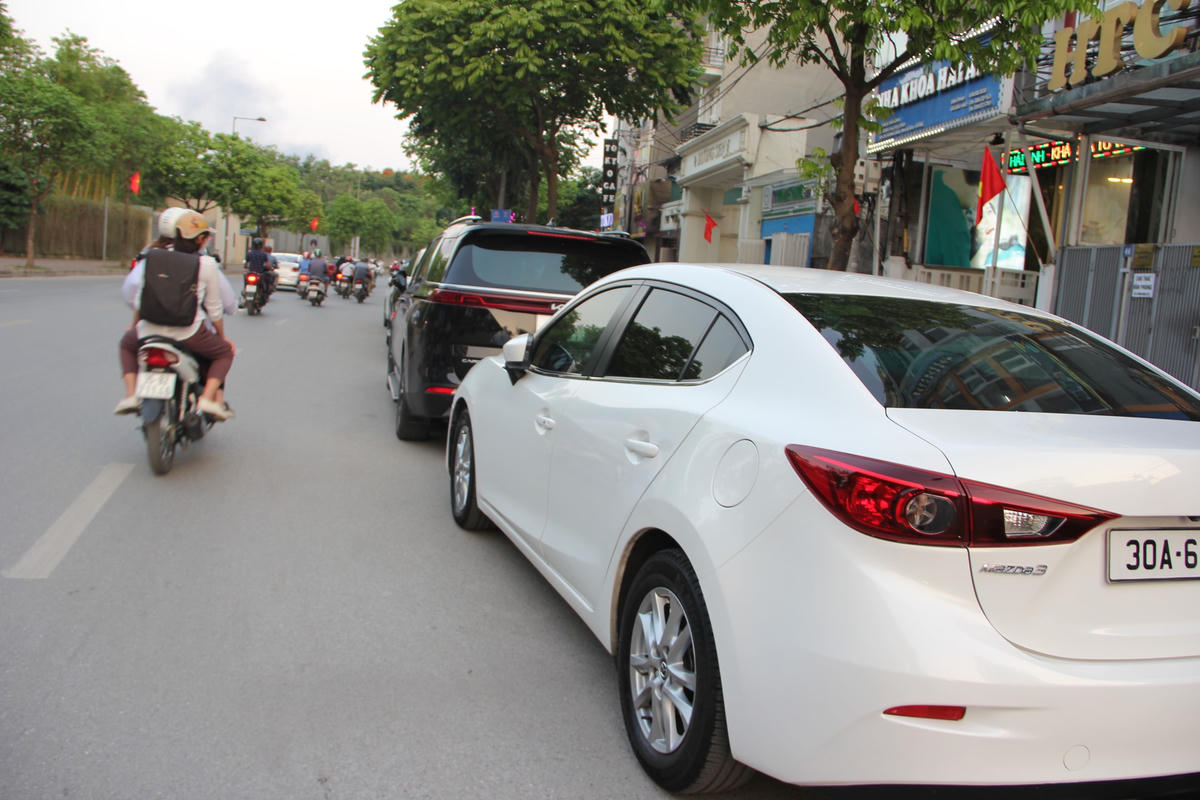 Lãnh đạo phường Mễ Trì thông tin: “Chúng tôi cũng thường xuyên ra quân xử lý tình trạng xe ô tô đậu dưới lòng đường Đỗ Đức Dục hàng ngày và đã lập biên bản những trường hợp vi phạm”.