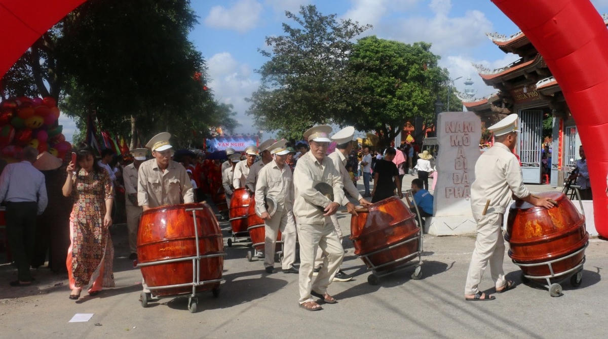 Trống làng trong ngày hội làng.