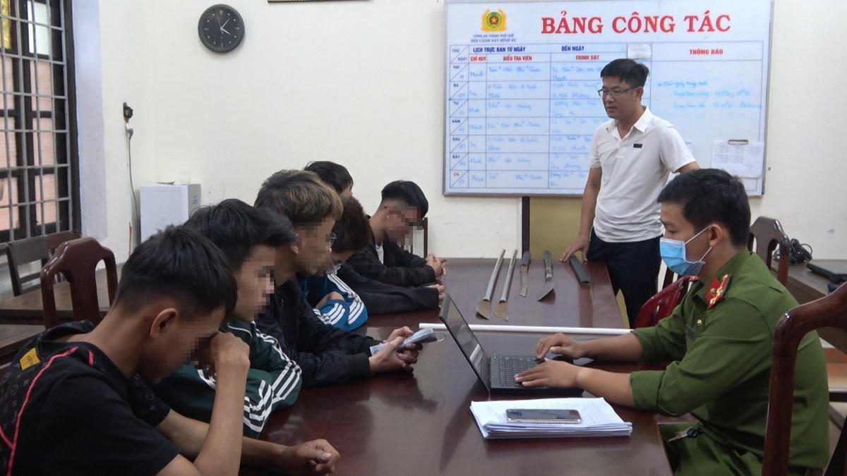Nhóm thanh thiếu niên tại cơ quan Công an.