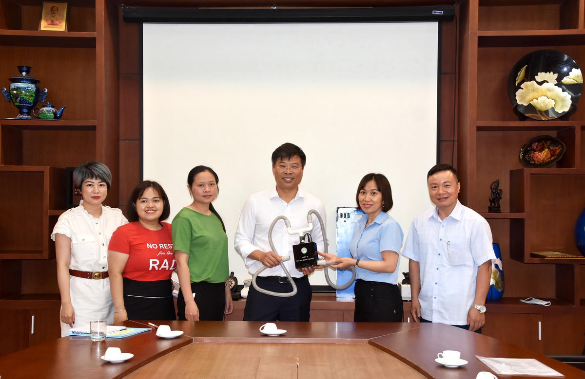 PGS.TS Doãn Ngọc Hải trao tặng hiện vật về phòng, chống dịch Covid-19 cho Bảo tàng MTTQ Việt Nam.