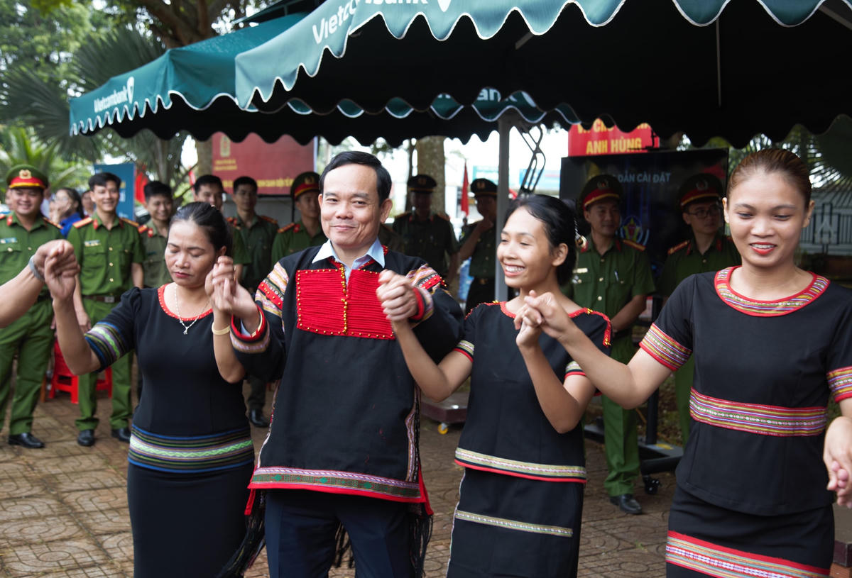 Phó Thủ tướng Trần Lưu Quang múa cùng đồng bào các dân tộc.