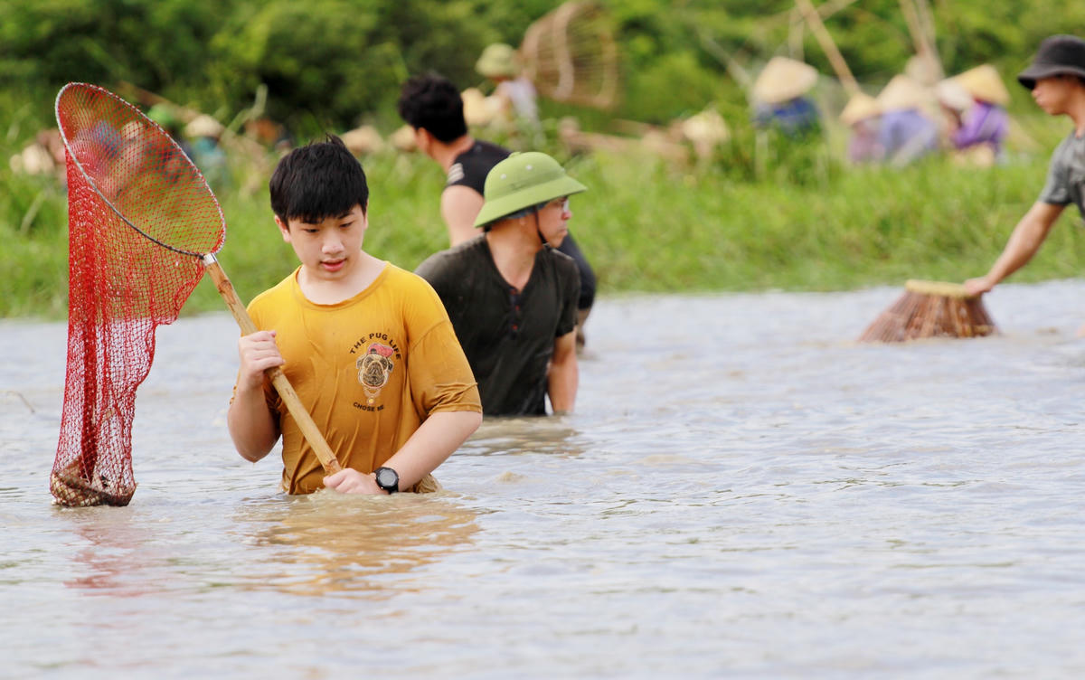 Sau trống khai hội, hàng nghìn người đua nhau xuống đầm Vực Rào bắt cá