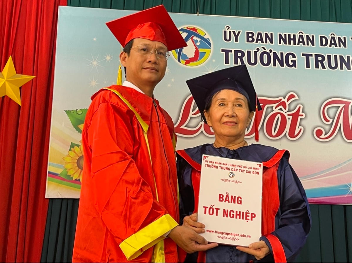 Hiệu trưởng Nguyễn Khắc Thương trao bằng tốt nghiệp cho học viên Nguyễn Thị Tuyết 74 tuổi.