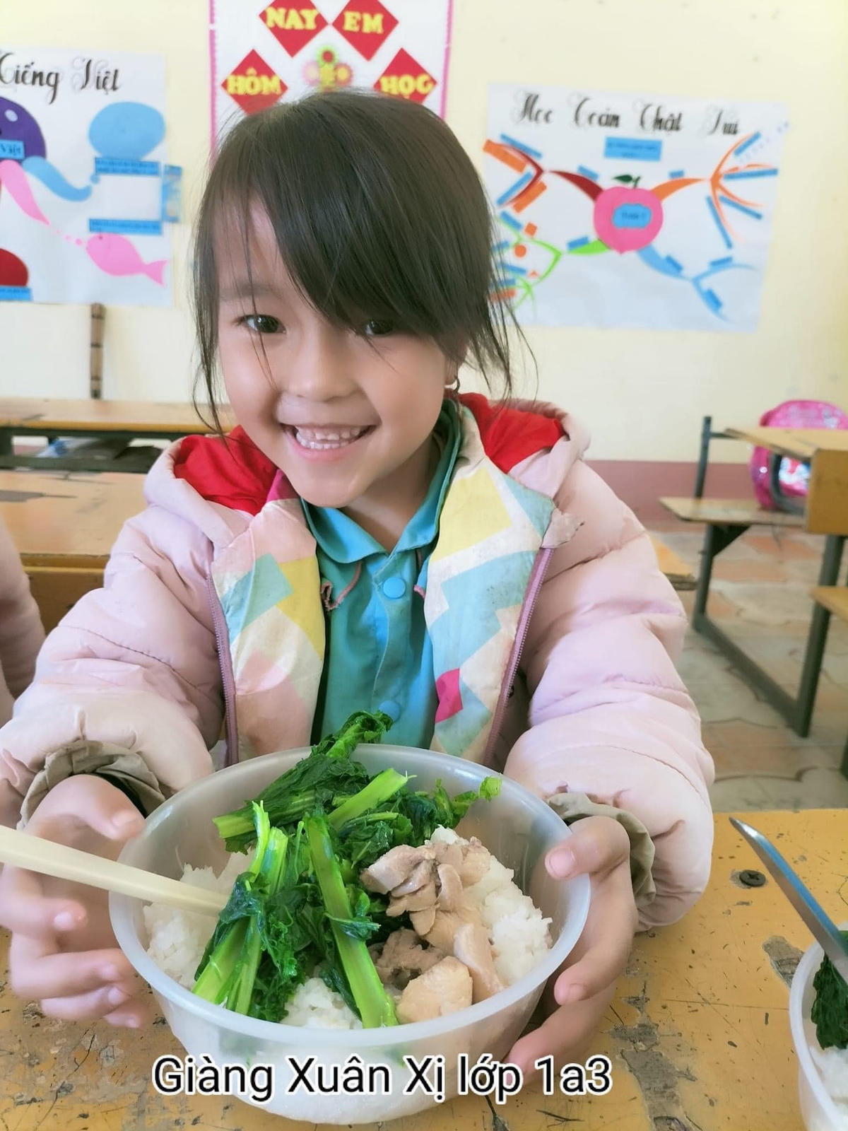 Giờ đây bữa ăn của các em đã có đủ cả rau và thịt. (Nguồn ảnh: Nuôi em).