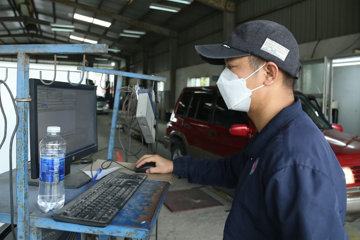 Theo ông Nguyễn Đăng Hòa, công tác đăng kiểm được đảm bảo minh bạch, chính xác. Mỗi ngày có không ít trường hợp không đạt tiêu chuẩn kiểm định, phải cho xe ra về.