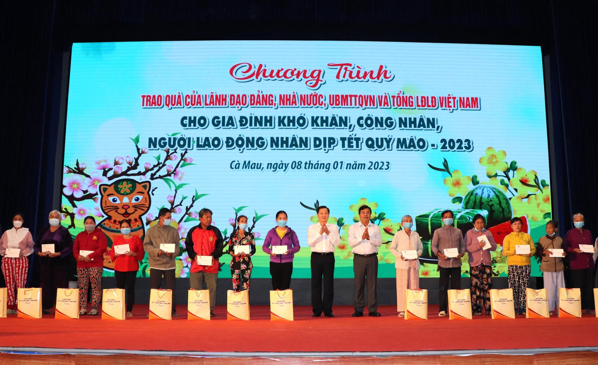 Trao quà Tết các hộ gia đình và công nhân lao động có hoàn cảnh khó khăn trên địa bàn tỉnh Cà Mau.  