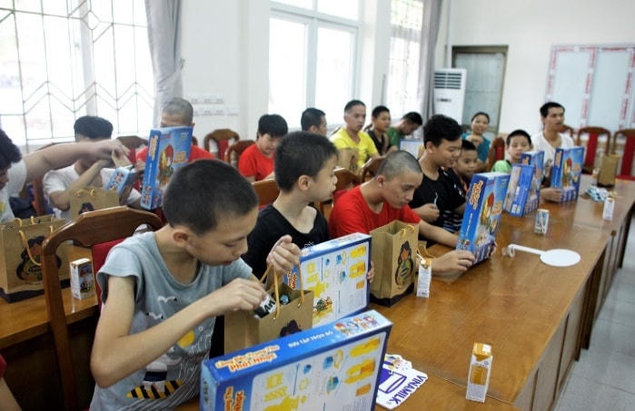 Biểu cảm thích thú của các em khi vừa được xem văn nghệ, vừa được uống sữa và khám phá những phần quà xinh xắn.