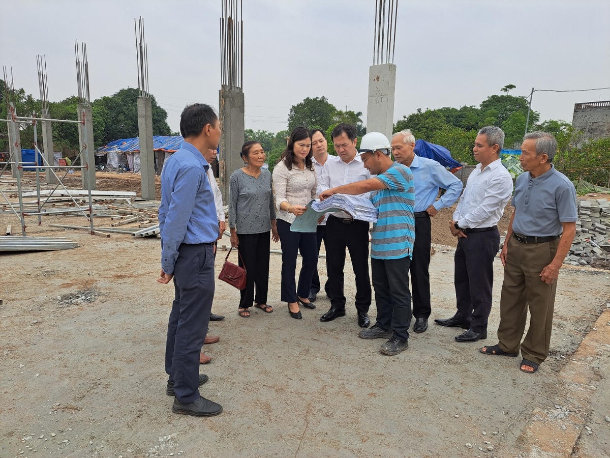 Đoàn giám sát của Ủy ban MTTQ thành phố Hà Nội giám sát công trình xây dựng tại huyện Phú Xuyên.