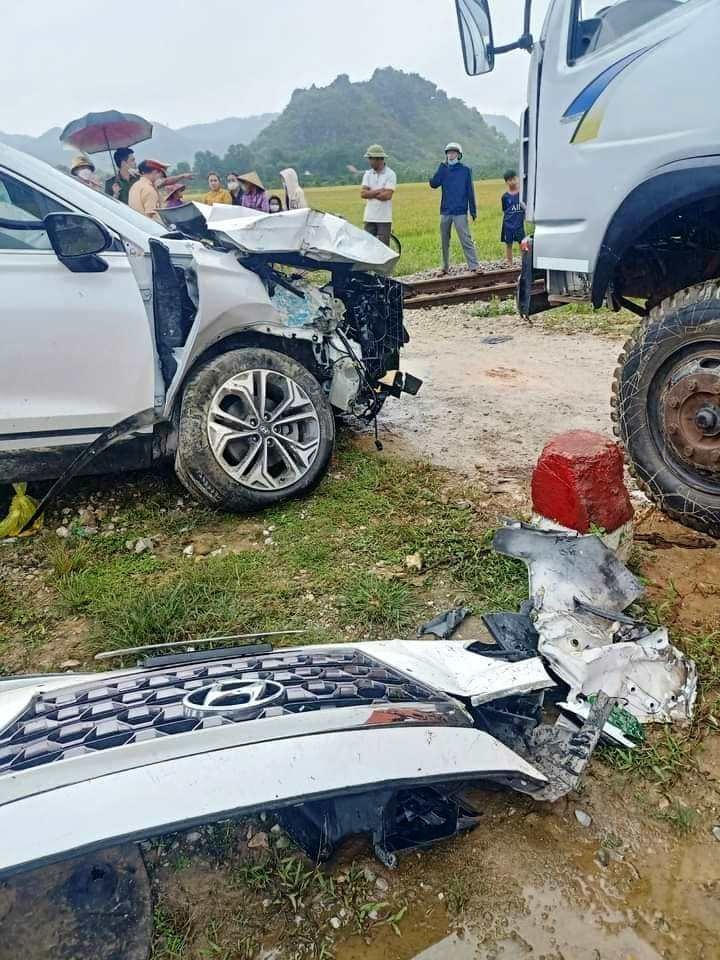 May mắn 5 người trên xe thoát nạn.