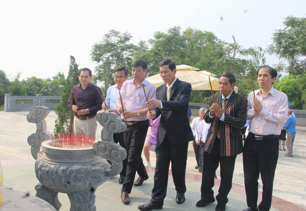 Lãnh đạo Ủy ban MTTQ Việt Nam các tỉnh trong Cụm thi đua dâng hương tại mộ cụ Huỳnh Thúc Kháng. 