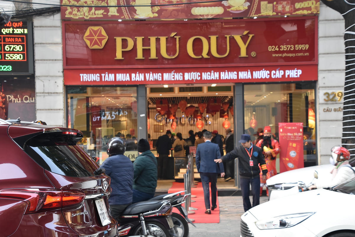 Cũng theo ghi nhận của PV Đại Đoàn Kết Online, nhiều cửa hàng vàng trong ngày vía năm nay có phần ảm đạm hơn. Tại cửa hàng vàng bạc Phú Quý (Cầu Giấy), số lượng khách mua vàng cũng không mấy đông đúc.