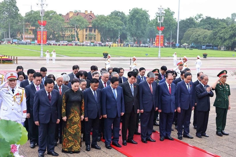Đoàn đại biểu lãnh đạo, nguyên lãnh đạo Đảng, Nhà nước đặt vòng hoa và vào Lăng viếng Chủ tịch Hồ Chí Minh. (Ảnh: Minh Đức/TTXVN)