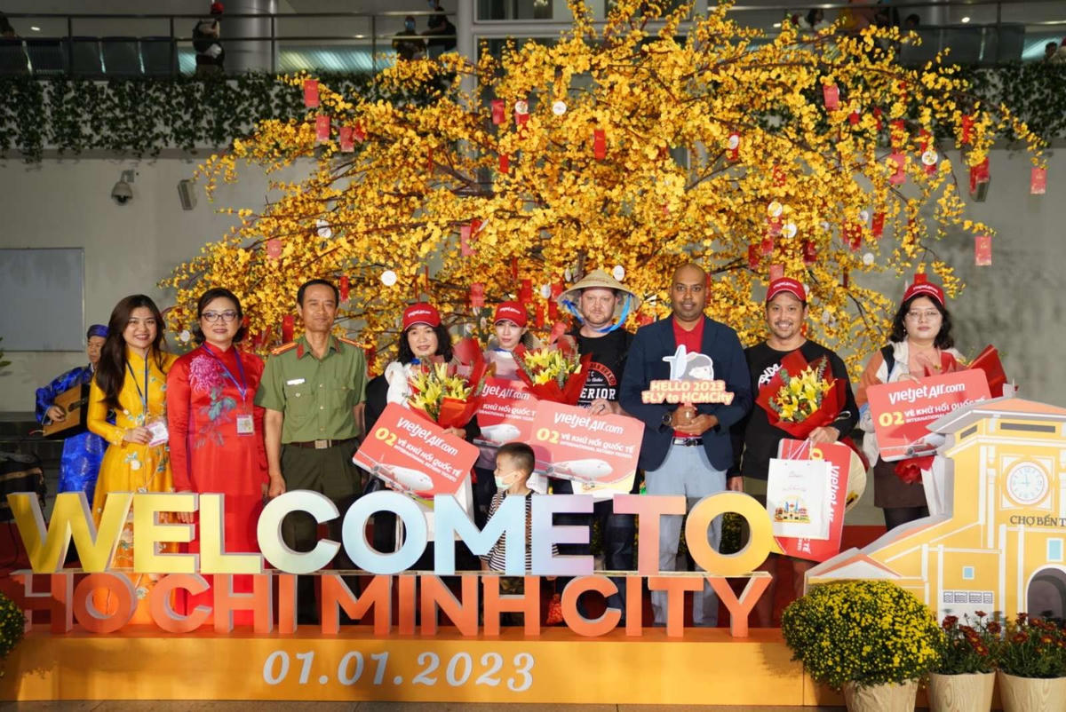 Các chuyến bay Vietjet đưa du khách đến với khắp các đầu sân bay, tưng bừng đón chào năm mới 2023