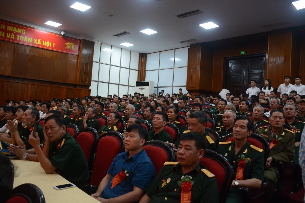 Các thương binh, bệnh binh, thân nhân liệt sĩ, người hoạt động kháng chiến, các đồng chí cựu chiến binh, cựu thanh niên xung phong, các gia đình có công với cách mạng có mặt tại buổi lễ.
