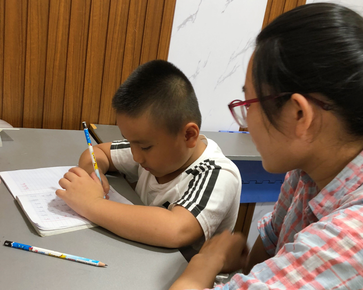 Cha mẹ cần tạo ra một môi trường ủng hộ và khuyến khích sự cố gắng của con.  