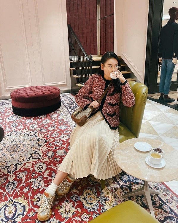 Khi kết hợp áo vải tweed với chân váy xếp ly, diện mạo của các nàng trở nên sang-xịn-mịn trong vòng một nốt nhạc.
